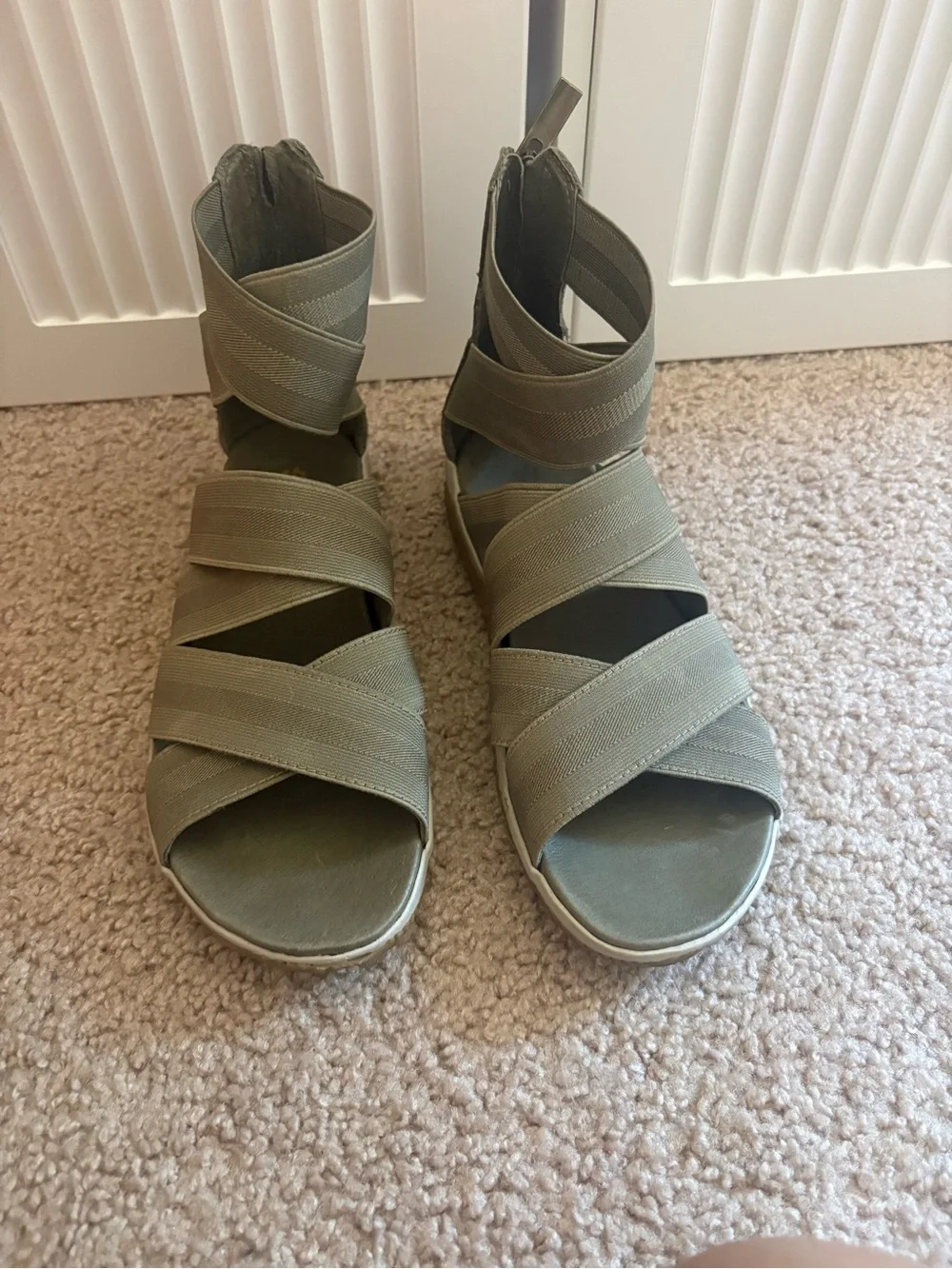 Sorel out and about olive green strappy sandal women’s size 8.5